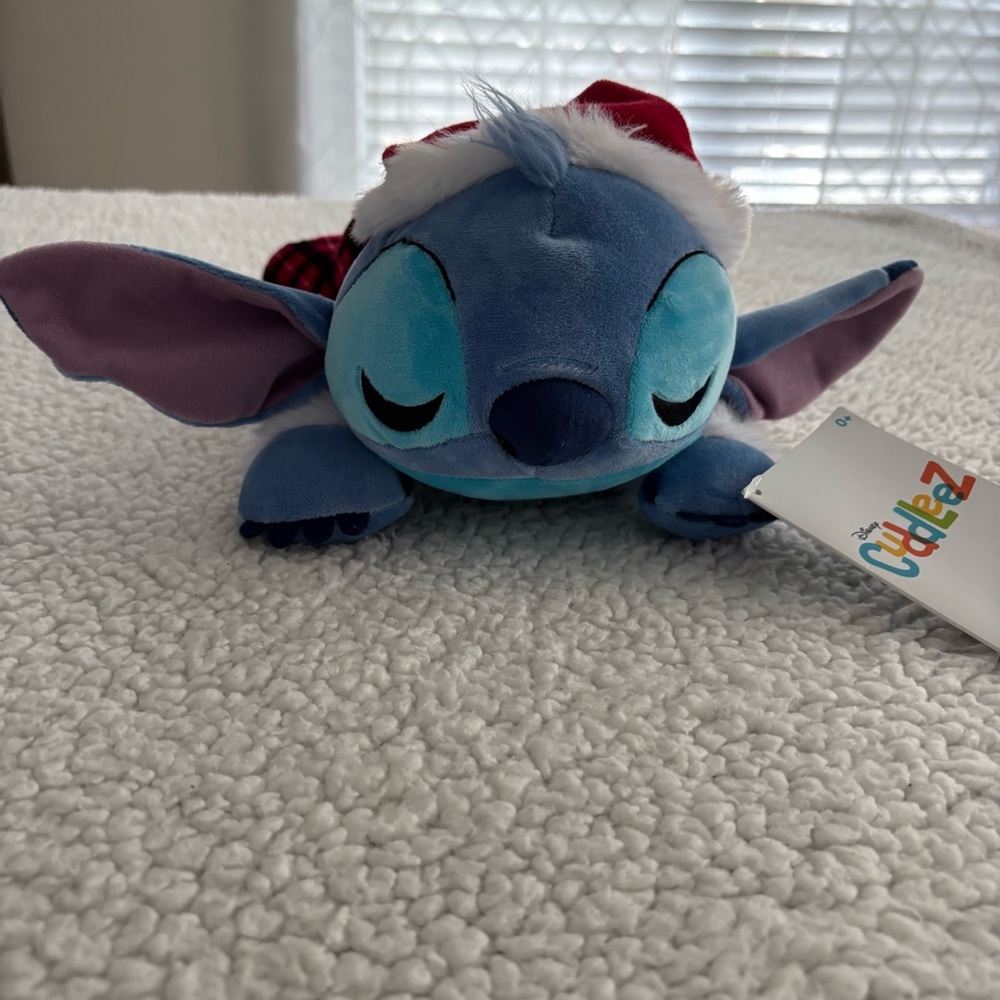 STITCH CHRISTMAS PLUSHIE. DISNEY CUDLEEZ Adorable & Cozy. NWT Fast Ship.